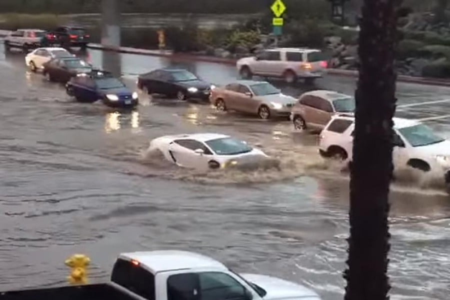 Lamborghini Gallardo βουτάει σε πλημμυρισμένο δρόμο! (video)