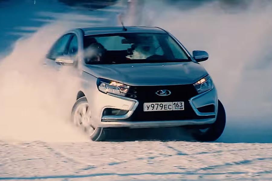 Το νέο Lada Vesta «γράφει» στο χιόνι ευχές με ντριφτ! (video)