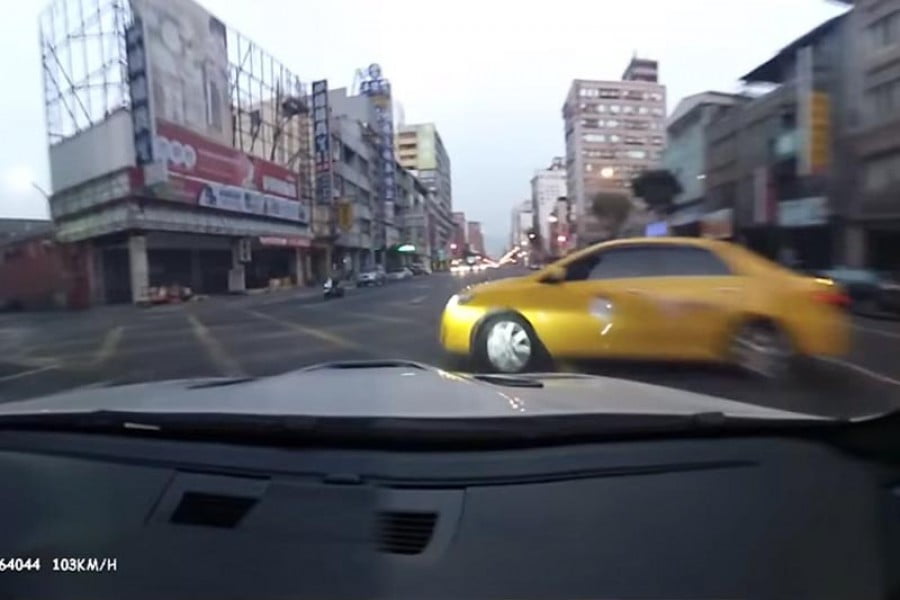 Φιγούρα οδηγού με BMW M3 κατέληξε σε ατύχημα (video)