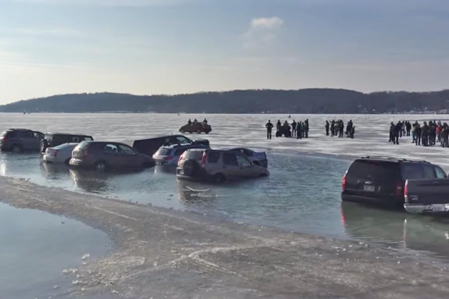 20 αυτοκίνητα βούλιαξαν στην παγωμένη λίμνη της Γενεύης!