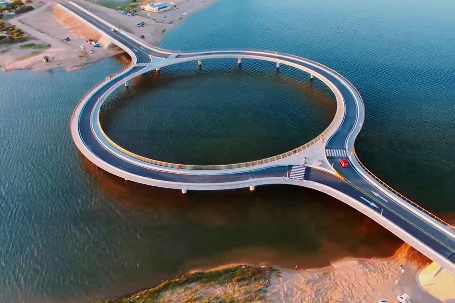 Εντυπωσιακή στρογγυλή γέφυρα Laguna Garzon στην Ουρουγουάη