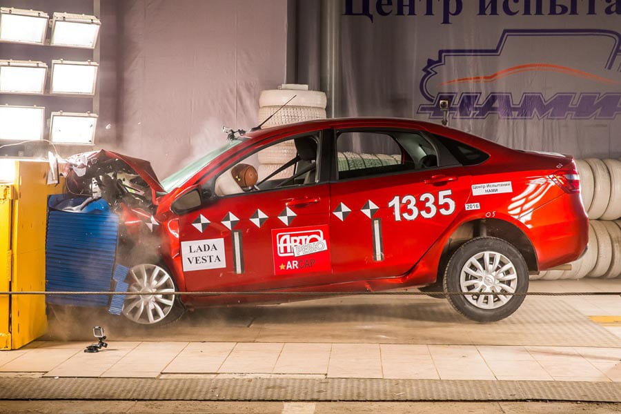 Σκληρό καρύδι το νέο Lada Vesta στο πρώτο crash test