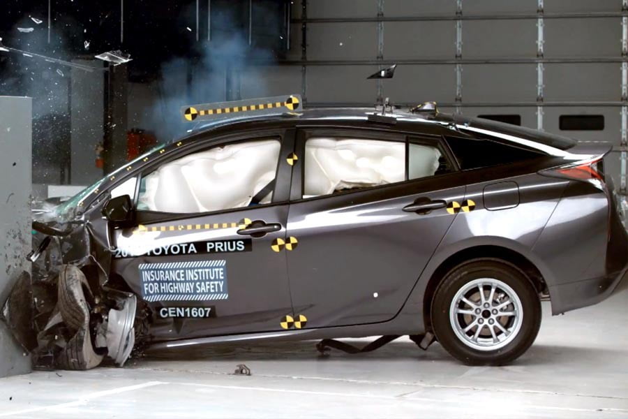 Πρώτα crash tests του νέου Toyota Prius (+video)