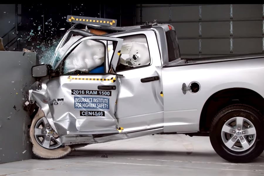 Μεγάλα pick-up «κατέρρευσαν» σε μετωπικά crash tests (+videos)