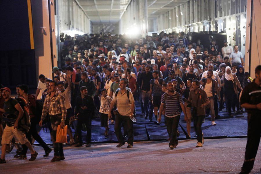 Χάος στο λιμάνι του Πειραιά με τους μετανάστες