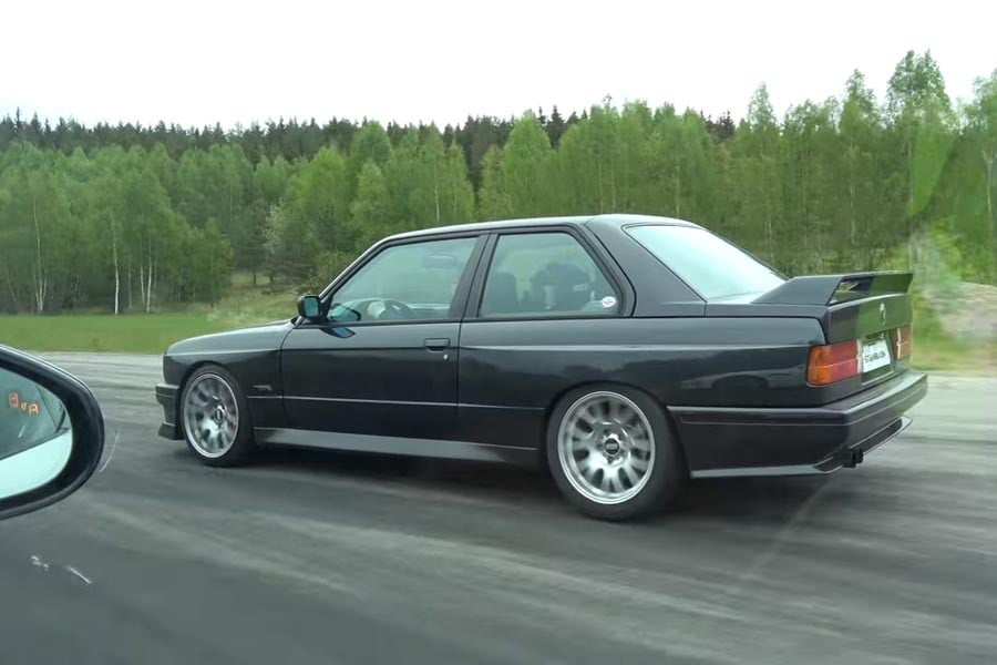 BMW M3 E30 με κινητήρα από M5 «αδειάζει» Jaguar F-Type R!