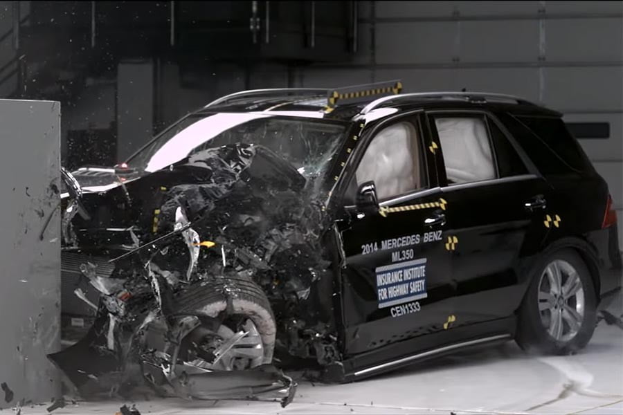 Αστέρι η νέα Mercedes GLE στα crash tests του IIHS (+video)