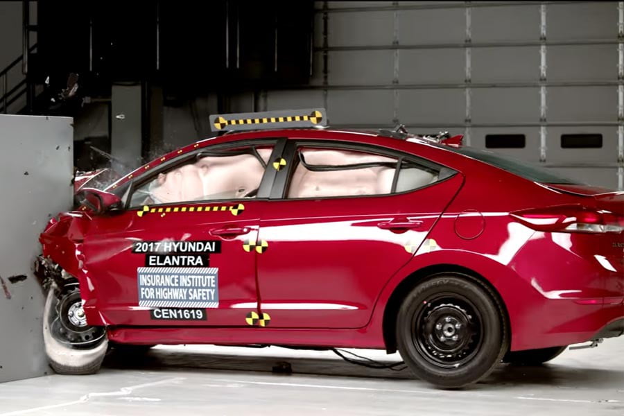 Αρίστευσε το Hyundai Elantra στα crash tests του IIHS (+video)
