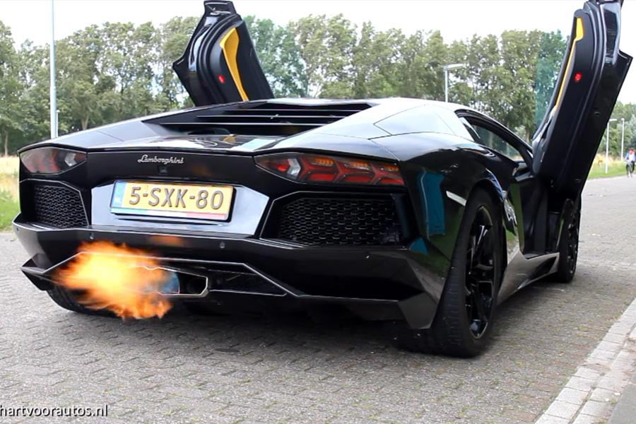 Lamborghini Aventador με εξάτμιση carbon ακούγεται δαιμονισμένη!