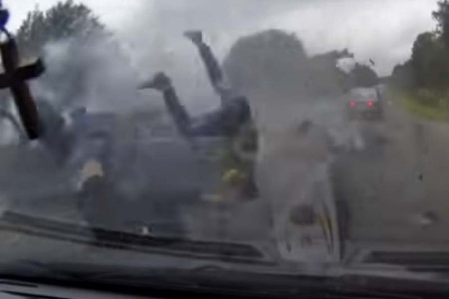 Επιβάτες εκτινάσσονται από το αυτοκίνητο σε σφοδρή σύγκρουση