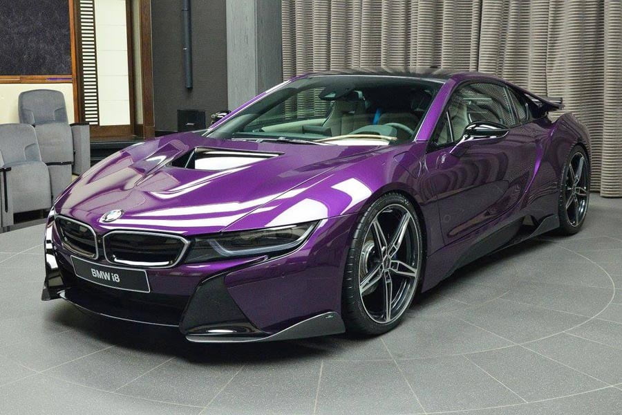 BMW i8 σε εκκεντρικό μοβ χρώμα και carbon body kit