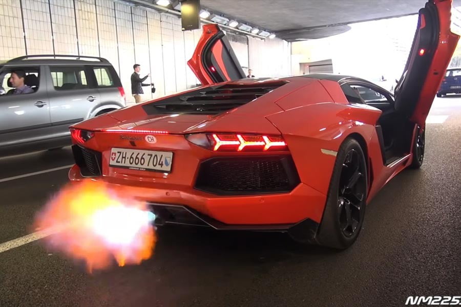 Lamborghini Aventador βάζει φωτιά στο Μονακό!