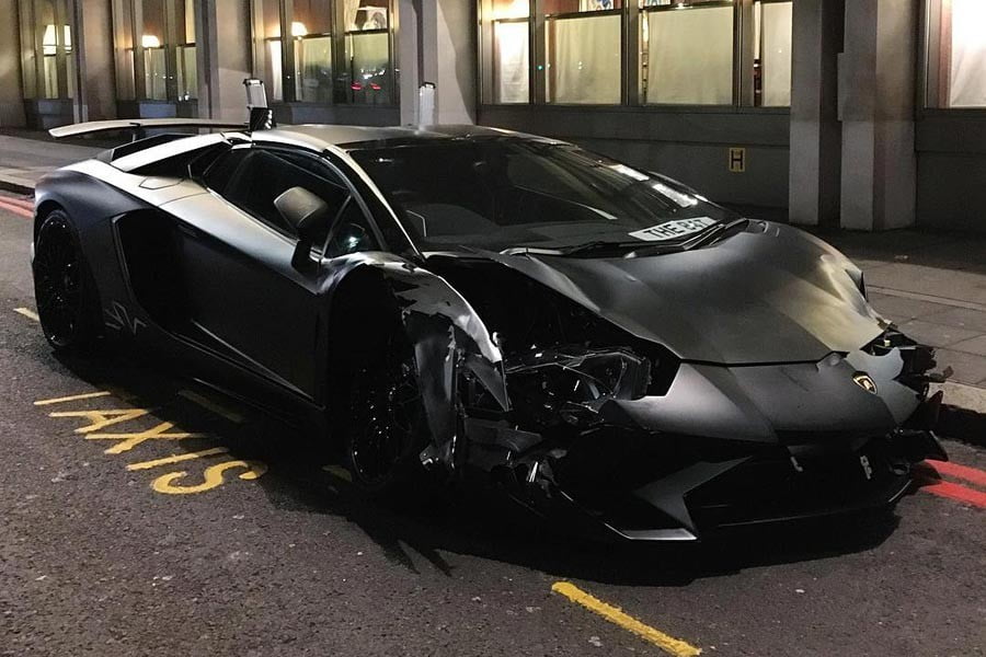 Νεαρός τρακάρει τη Lamborghini Aventador SV (+video)