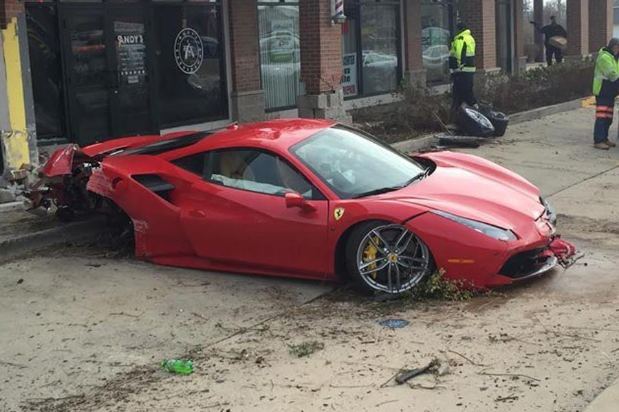 Φοιτητής έριξε τη Ferrari του σε κουρείο