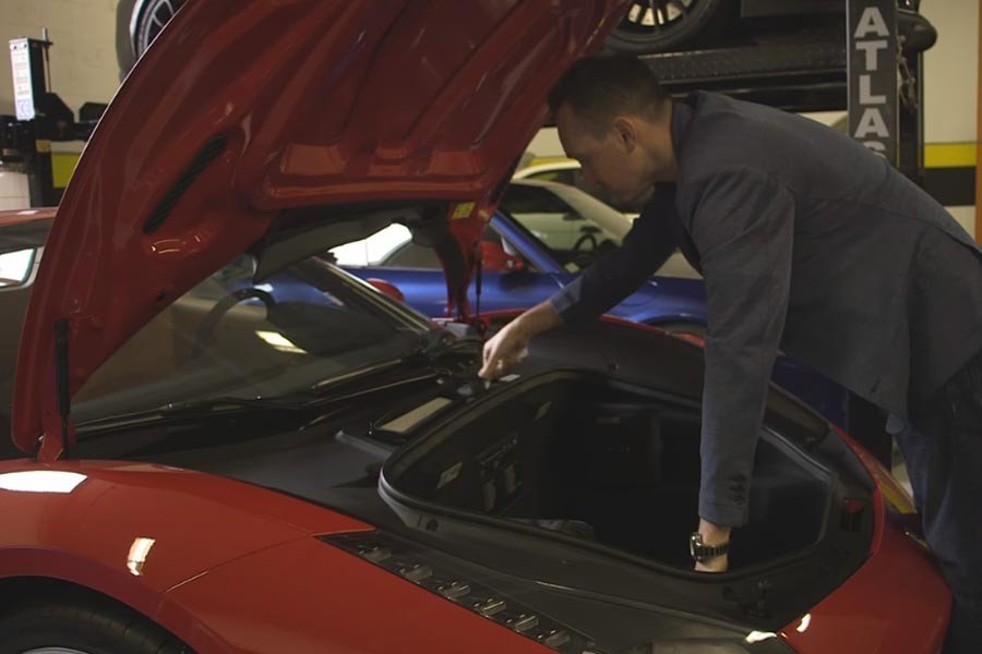 Άσχετος ιδιοκτήτης Ferrari δεν μπορεί να βάλει μπροστά (+video)