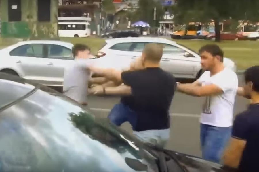Ρώσος οδηγός μετατρέπει τον δρόμο σε… ρινγκ (+video)