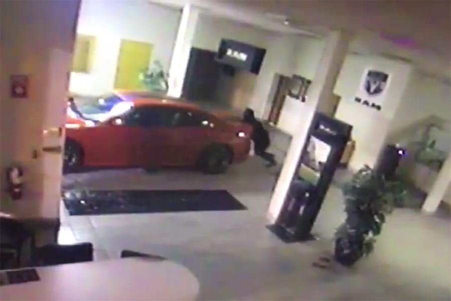 Έτσι έκλεψαν αυτοκίνητο μέσα από έκθεση (+videos)