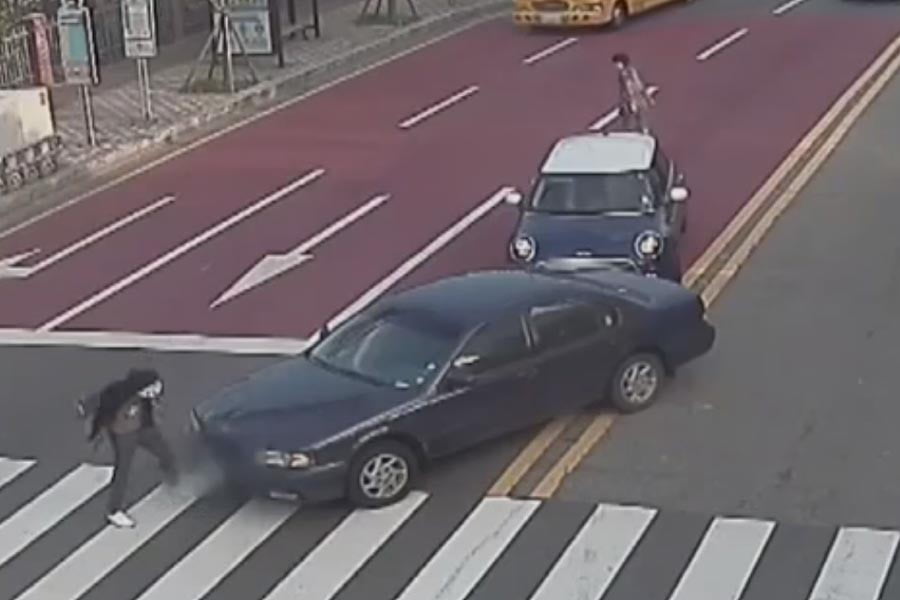 Πήγαινε γυρεύοντας και τελικά της έσπασε το αμάξι… (+video)