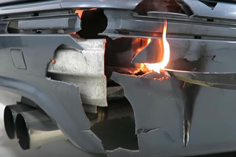 Τρελός κόβει την BMW M5 του με… πυρωμένο μαχαίρι (+video)