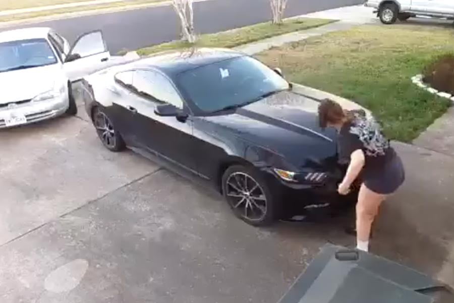 Καταζητείται αυτή η γυναίκα που χάραξε τη Mustang (video)