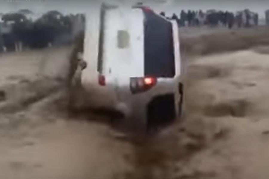 ΣΚΛΗΡΕΣ ΕΙΚΟΝΕΣ: Λάσπη καταπίνει Toyota Land Cruiser (+video)