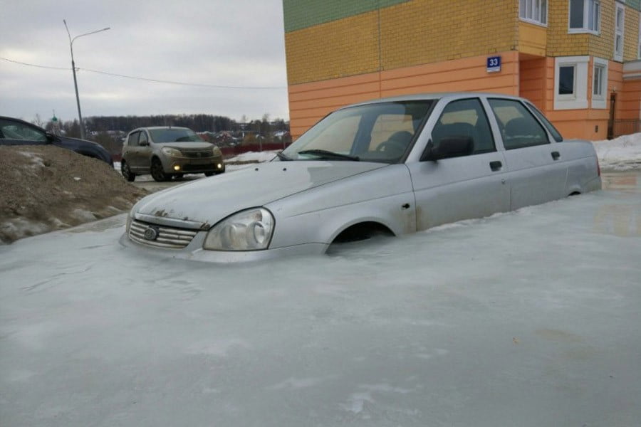 Lada έμεινε 30 ημέρες κολλημένο στον πάγο (+videos)