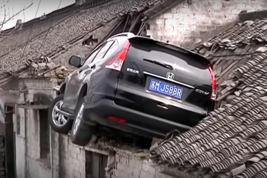 Απίστευτο video: Honda CR-V πάρκαρε σε σκεπή σπιτιού!