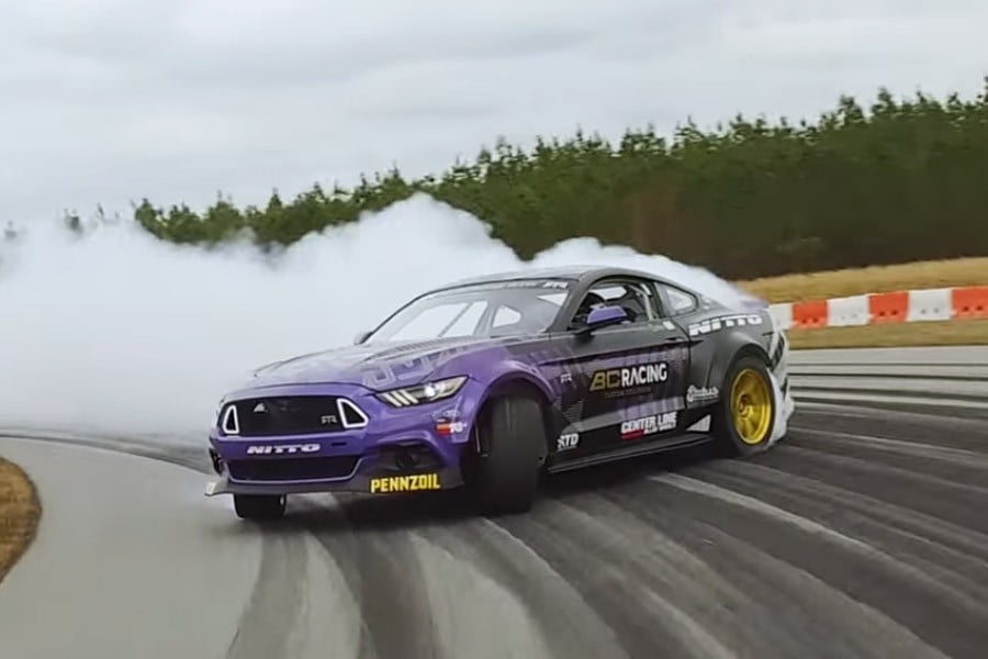Αυτή η μωβ Mustang είναι το απόλυτο drift car! (+video)