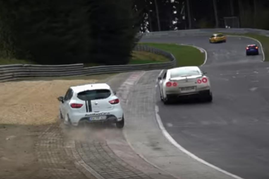 Renault Clio RS κυνηγάει Nissan GT-R και… (+video)