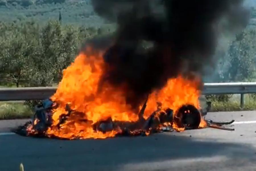 Σοκαριστικό Video: Αυτοκίνητο καίγεται στην Ιόνια Οδό