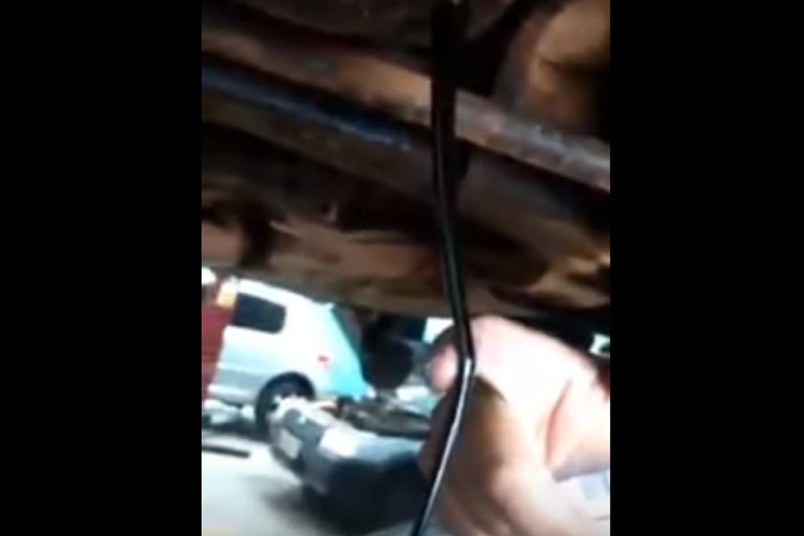 Δεν άλλαξε ποτέ λάδια στο μοτέρ και ο μηχανικός τα τραβάει για να βγουν (+video)