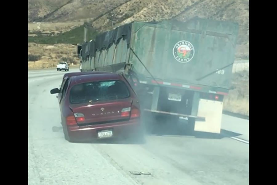 Οδηγός φορτηγού δεν πήρε χαμπάρι. Έσερνε αυτοκίνητο για χιλιόμετρα (+video)