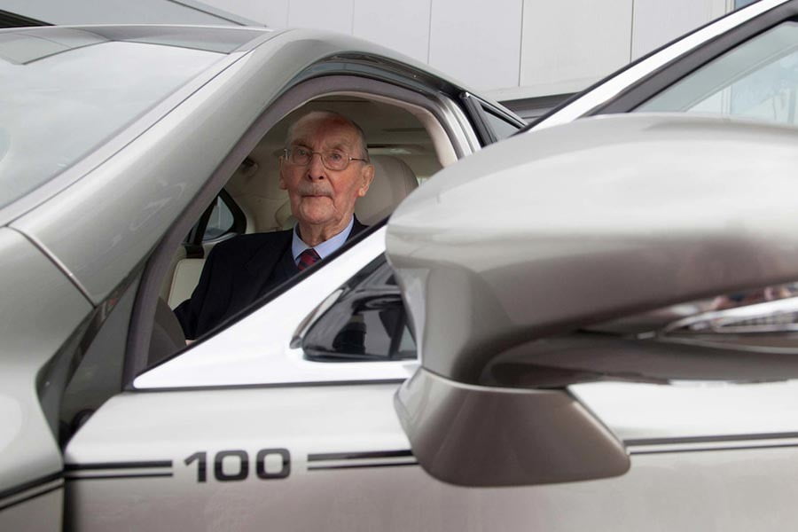 100χρονος αγόρασε 25 Lexus σε 16 χρόνια και δείτε τι του έκαναν δώρο!