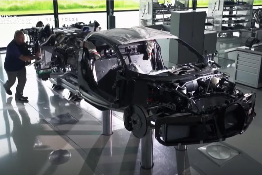 Έτσι κατασκευάζεται η Bugatti Chiron των 1.500 ίππων (+video)
