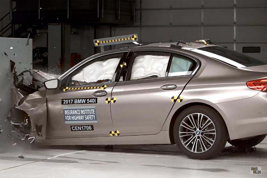Βράχος η νέα BMW Σειρά 5 στο σκληρότερο crash test (+video)
