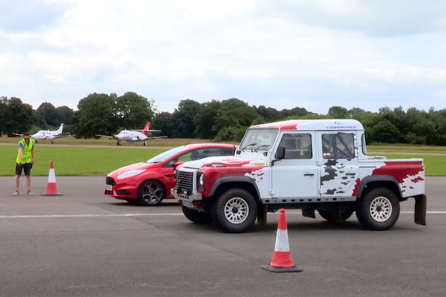 Land Rover Defender ρίχνει καρότσες σε Ford Fiesta ST (+video)