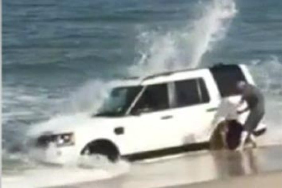 Προσπαθεί να γλιτώσει το Land Rover του από πνιγμό… (+video)