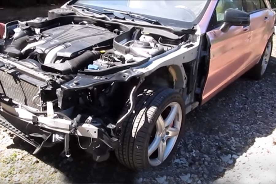 Ο «μάγος» επισκευάζει Mercedes CLS 500 και μας δίνει ένα μάθημα… (+video)