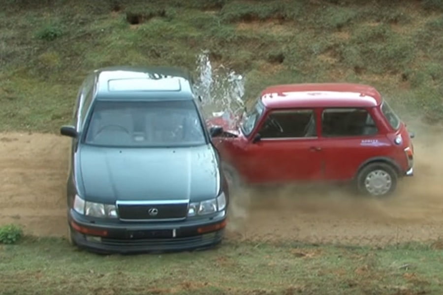 Crash test: Κλασικό Mini VS Lexus LX 400 (video)