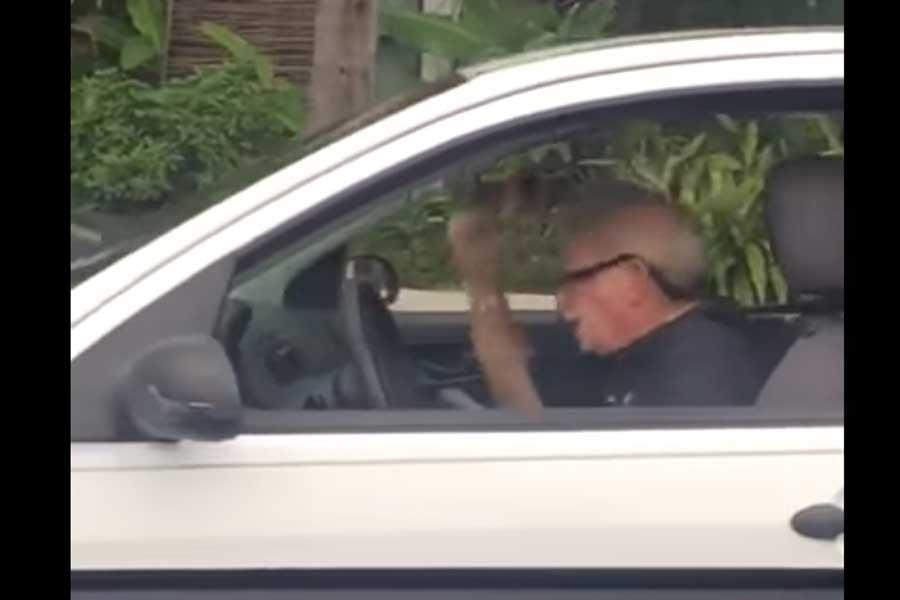Δεν θα πιστεύεις γιατί ο παππούς χτυπιέται στο αυτοκίνητο (+video)