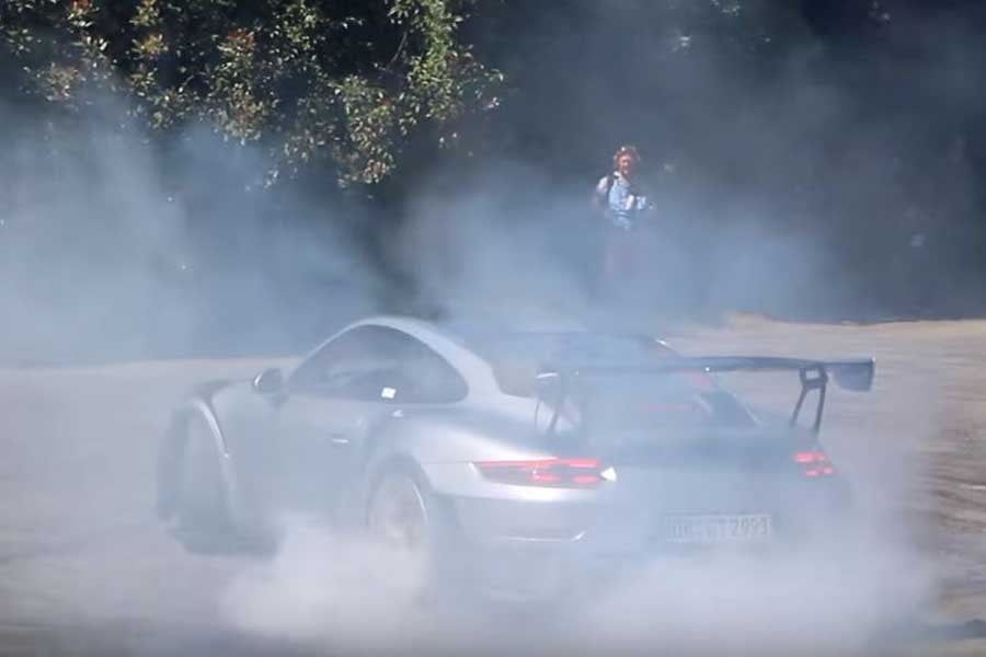 Η ισχυρότερη Porsche 911 GT2 RS πήρε το αίμα της πίσω (+video)