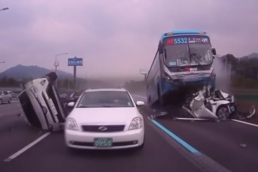 Λεωφορείο σκόρπισε το θάνατο στη Ν. Κορέα (video)