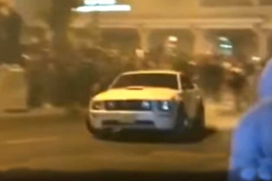 Mustang πέφτει σε πλήθος και ακολουθεί χάος… (+video)