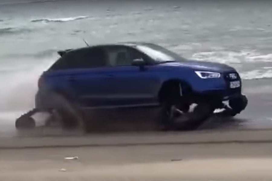 Audi S1 με ερπύστριες παίζει στην παραλία! (video)