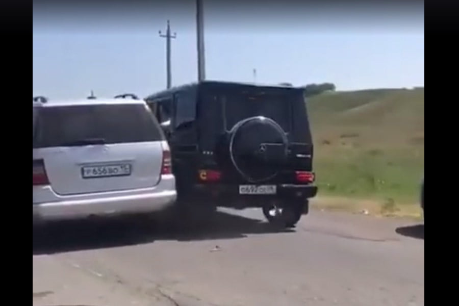 Mercedes έγιναν συγκρουόμενα λόγω καυγά (video)