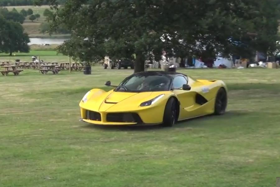 Τρίζουν τα κόκαλα του Enzo… Ferrari στο χωράφι! (+video)