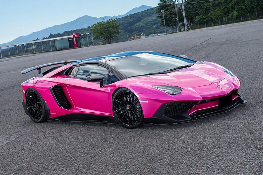Βελτιωμένη Lamborghini Aventador SV είναι φωτιά στα… ροζ!