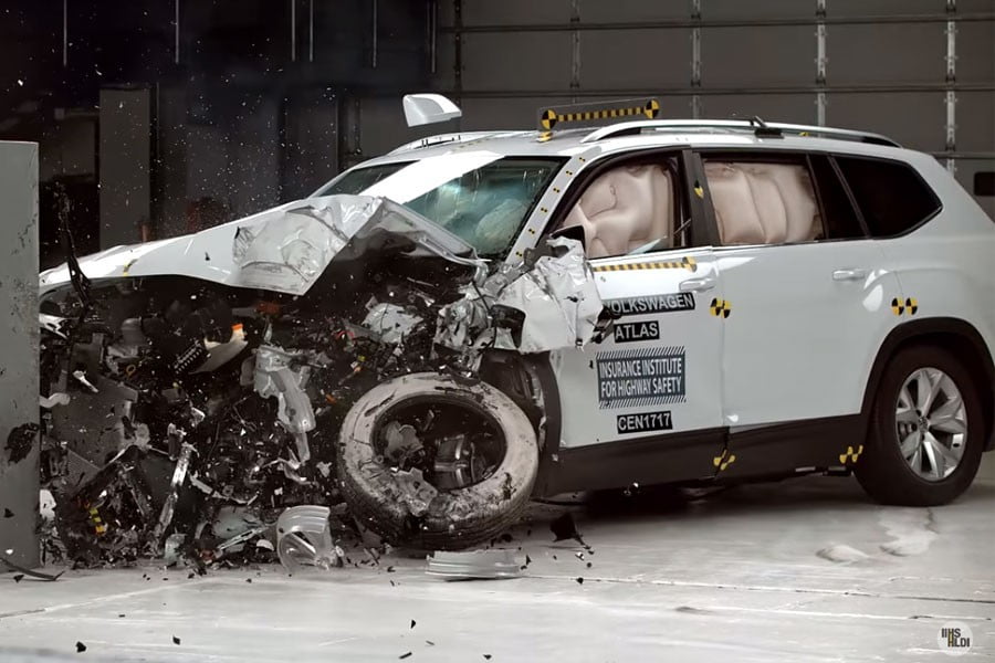 Τα φώτα «έκαψαν» το VW Atlas σε τεστ ασφαλείας (+video)