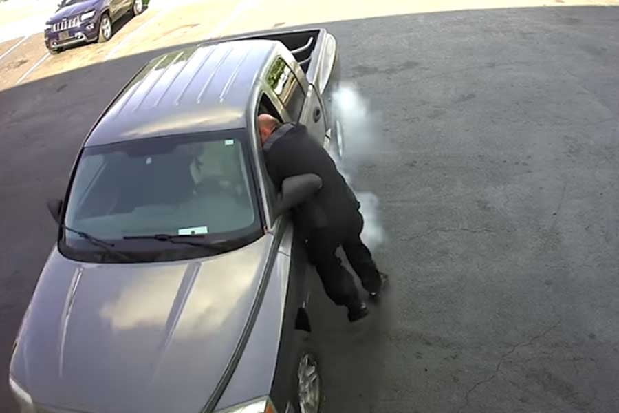 Θρασύτατη κλοπή αυτοκινήτου μέρα μεσημέρι (+video)