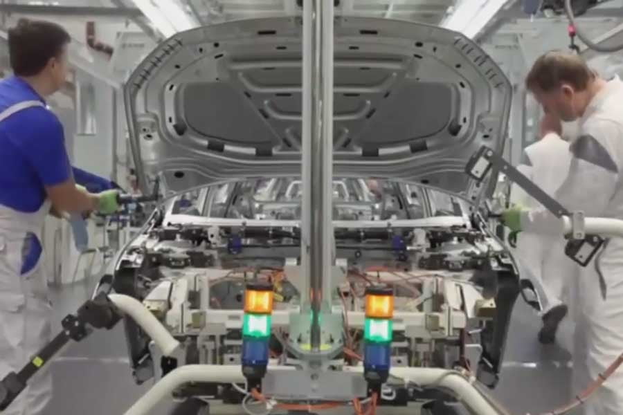 Επιστημονικής φαντασίας… η γραμμή παραγωγής του VW Golf (+video)